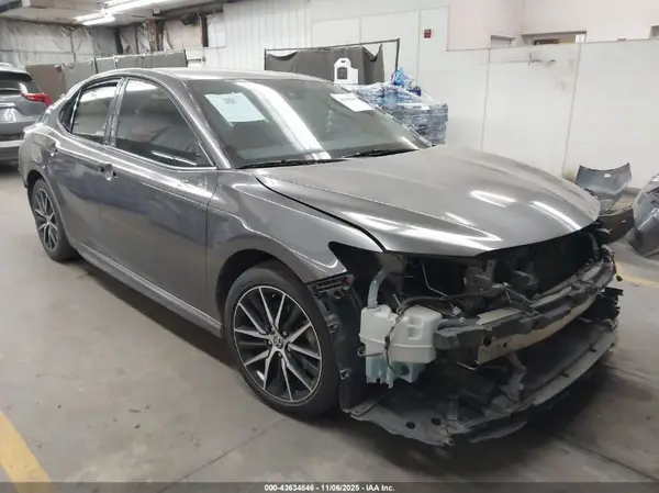 4T1G11AK8NU628854 2022 TOYOTA CAMRY - Image 1