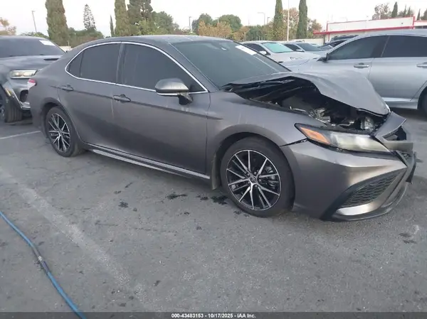 4T1G11AK8NU629163 2022 TOYOTA CAMRY - Image 1