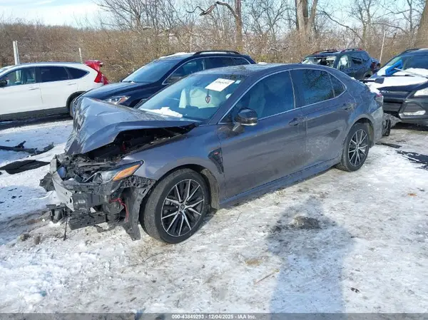 4T1G11AK8NU642799 2022 TOYOTA CAMRY - Image 2