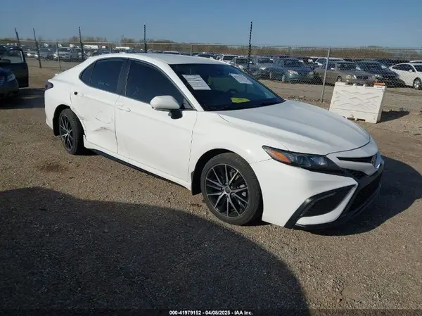 4T1G11AK8NU644181 2022 TOYOTA CAMRY - Image 1