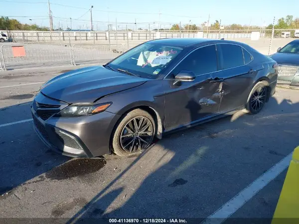 4T1G11AK8NU645900 2022 TOYOTA CAMRY - Image 2