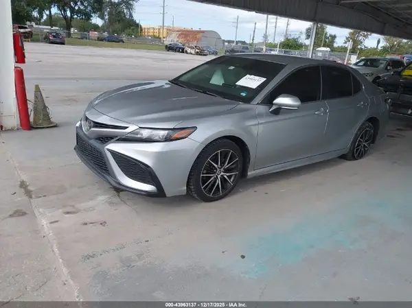 4T1G11AK8NU651907 2022 TOYOTA CAMRY - Image 2