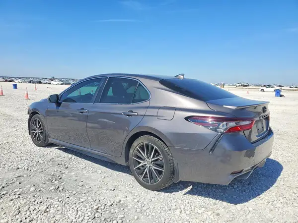 4T1G11AK8NU653611 2022 TOYOTA CAMRY - Image 2