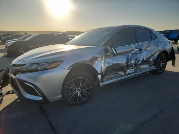 4T1G11AK8NU661868 2022 TOYOTA CAMRY - Image 1