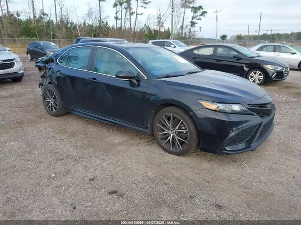 4T1G11AK8NU665015 2022 TOYOTA CAMRY - Image 1