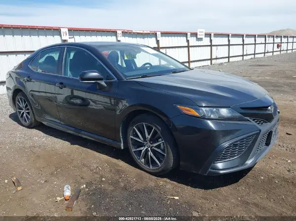 4T1G11AK8NU676791 2022 TOYOTA CAMRY - Image 1
