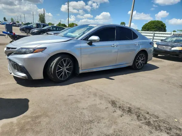 4T1G11AK8NU678847 2022 TOYOTA CAMRY - Image 1