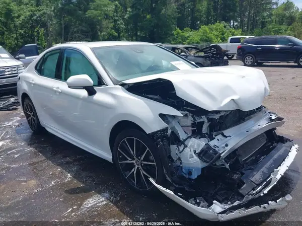 4T1G11AK8NU683580 2022 TOYOTA CAMRY - Image 1