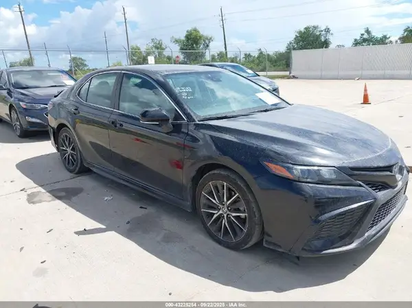 4T1G11AK8NU685376 2022 TOYOTA CAMRY - Image 1