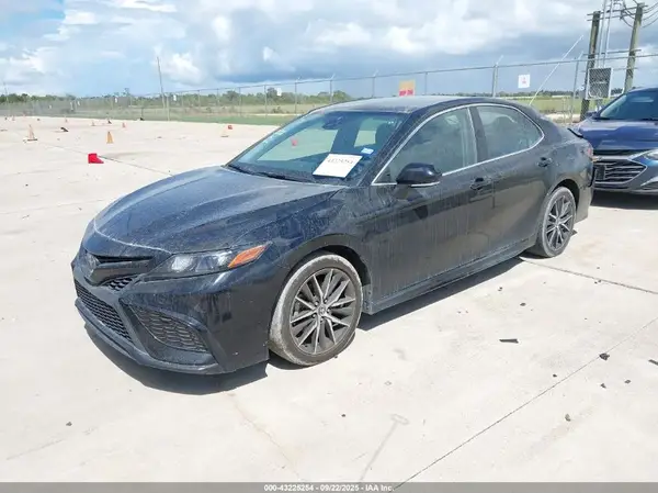 4T1G11AK8NU685376 2022 TOYOTA CAMRY - Image 2