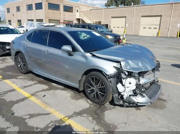 4T1G11AK8NU687421 2022 TOYOTA CAMRY - Image 1