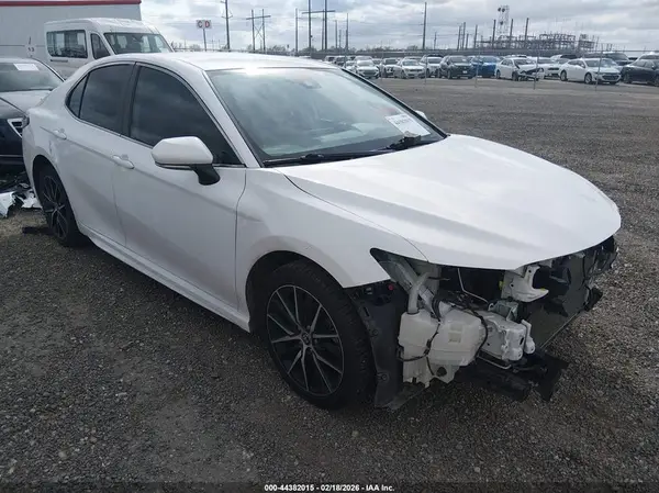 4T1G11AK8NU688200 2022 TOYOTA CAMRY - Image 1