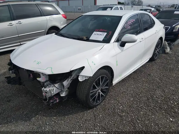 4T1G11AK8NU688200 2022 TOYOTA CAMRY - Image 2