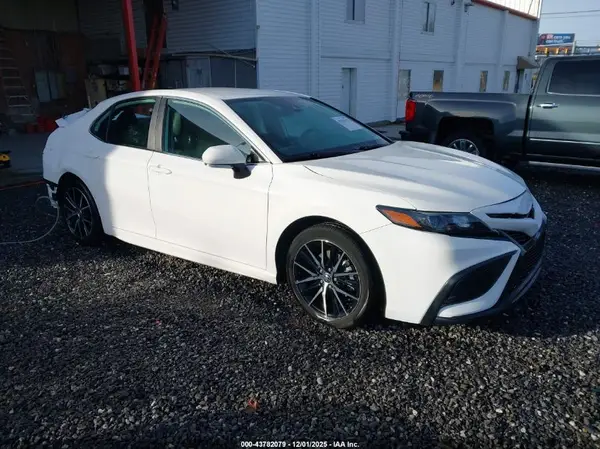 4T1G11AK8NU689847 2022 TOYOTA CAMRY - Image 1