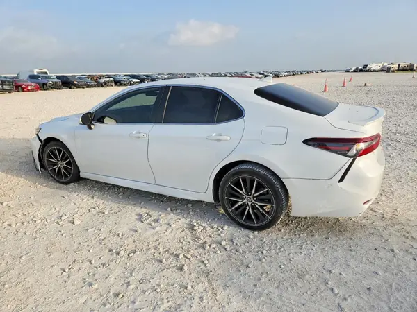 4T1G11AK8NU692988 2022 TOYOTA CAMRY - Image 2