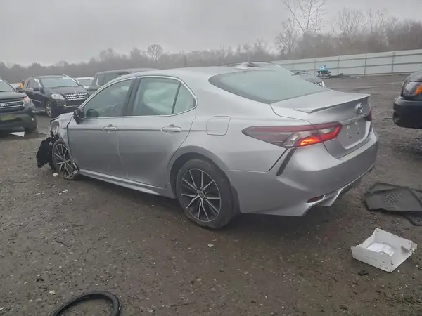 4T1G11AK8NU703519 2022 TOYOTA CAMRY - Image 2