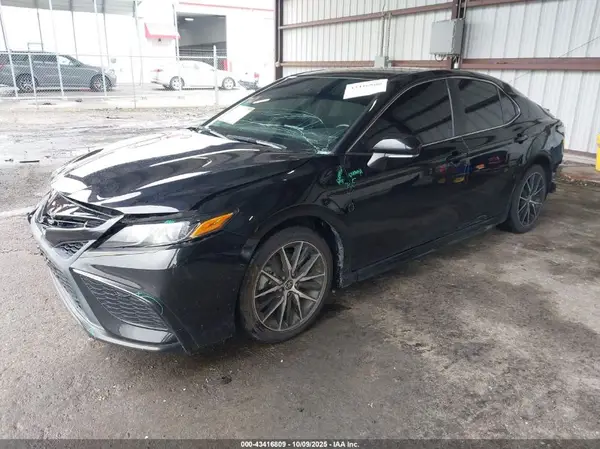 4T1G11AK8NU710650 2022 TOYOTA CAMRY - Image 2