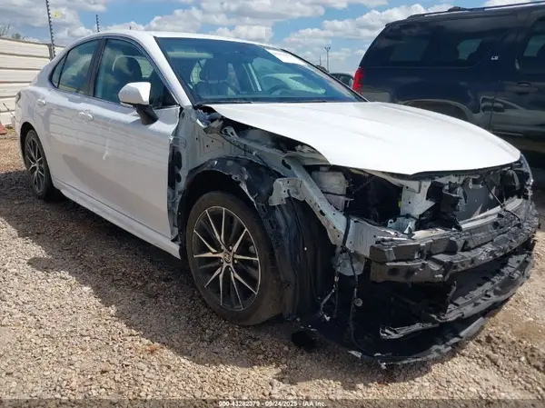 4T1G11AK8RU879010 2024 TOYOTA CAMRY - Image 1