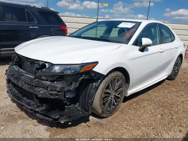 4T1G11AK8RU879010 2024 TOYOTA CAMRY - Image 2