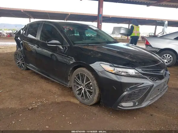 4T1G11AK8RU919621 2024 TOYOTA CAMRY - Image 1