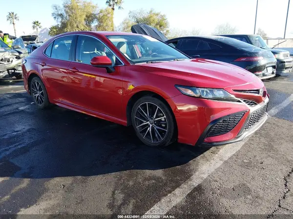 4T1G11AK9MU409318 2021 TOYOTA CAMRY - Image 1