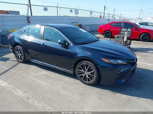 4T1G11AK9MU436096 2021 TOYOTA CAMRY - Image 1