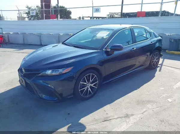 4T1G11AK9MU436096 2021 TOYOTA CAMRY - Image 2