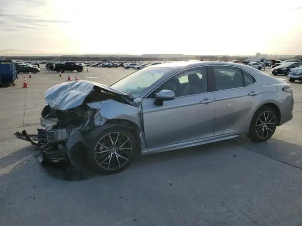 4T1G11AK9MU451469 2021 TOYOTA CAMRY - Image 1