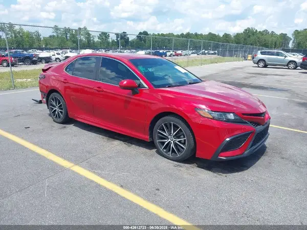 4T1G11AK9MU461578 2021 TOYOTA CAMRY - Image 1