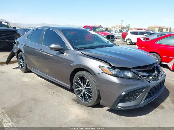 4T1G11AK9MU471656 2021 TOYOTA CAMRY - Image 1