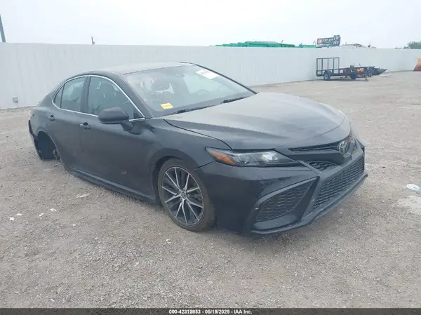 4T1G11AK9MU473519 2021 TOYOTA CAMRY - Image 1