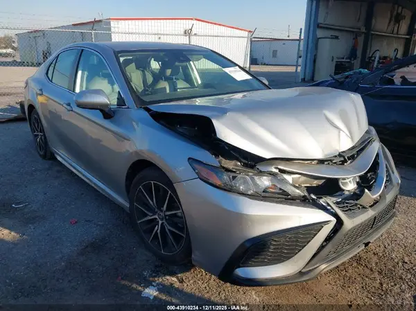 4T1G11AK9MU525117 2021 TOYOTA CAMRY - Image 1