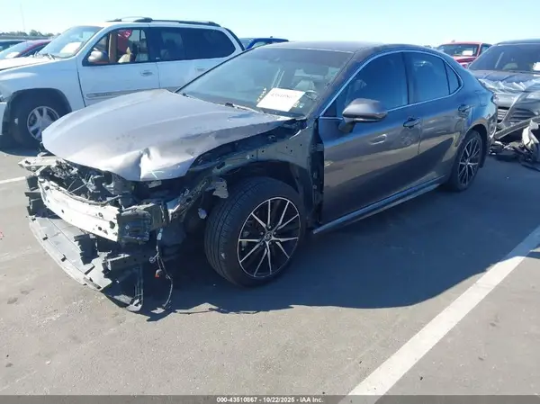 4T1G11AK9MU531824 2021 TOYOTA CAMRY - Image 2