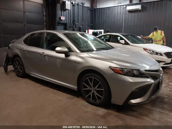 4T1G11AK9MU552236 2021 TOYOTA CAMRY - Image 1