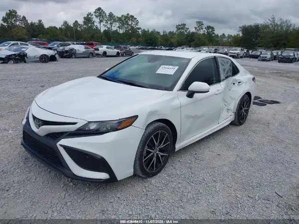 4T1G11AK9MU570977 2021 TOYOTA CAMRY - Image 2