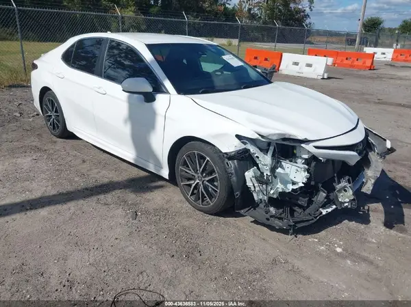 4T1G11AK9MU572454 2021 TOYOTA CAMRY - Image 1