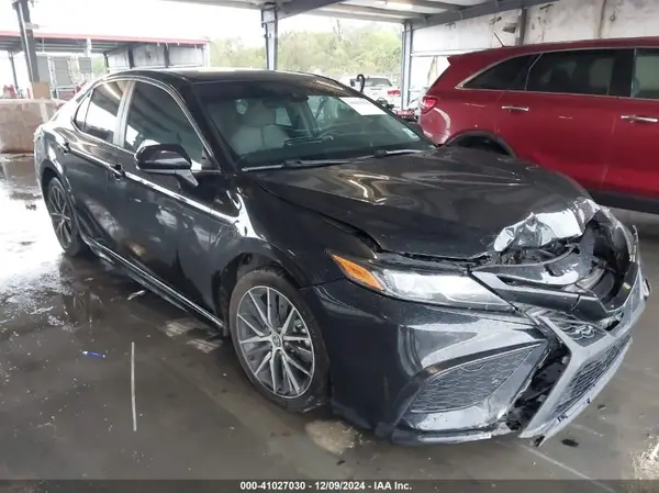 4T1G11AK9MU602715 2021 TOYOTA CAMRY - Image 1