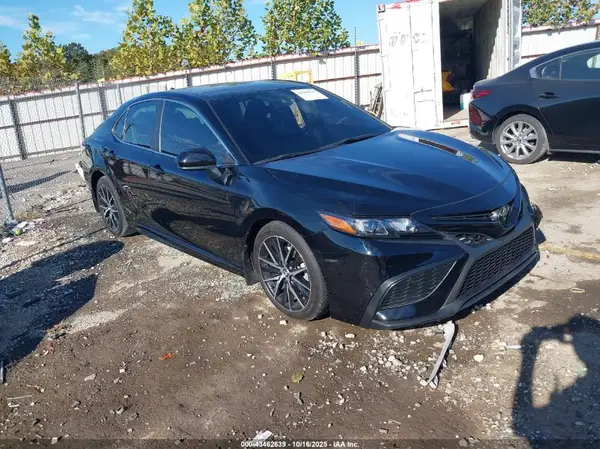 4T1G11AK9MU604349 2021 TOYOTA CAMRY - Image 1