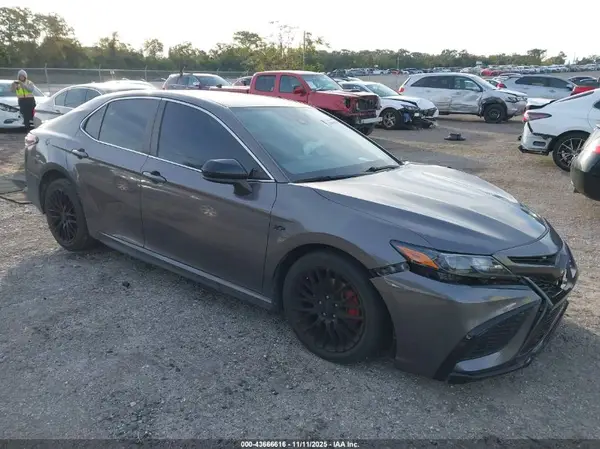 4T1G11AK9MU605324 2021 TOYOTA CAMRY - Image 1