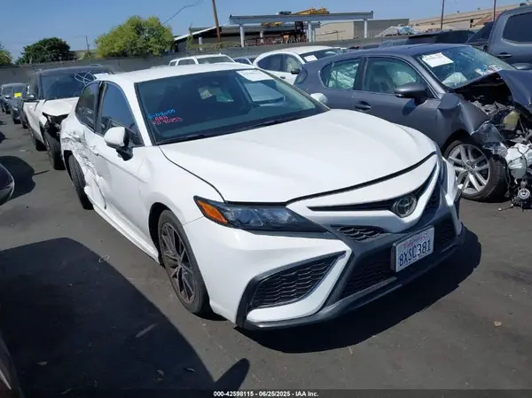4T1G11AK9MU611768 2021 TOYOTA CAMRY - Image 1