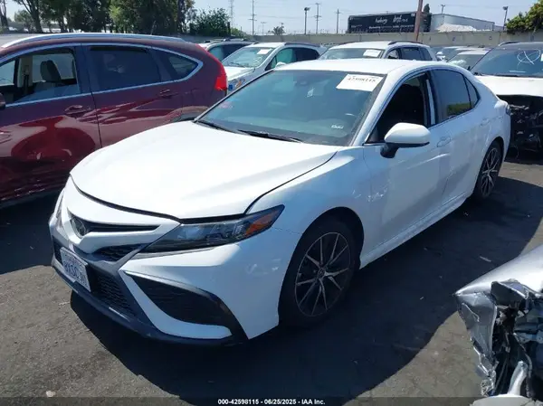 4T1G11AK9MU611768 2021 TOYOTA CAMRY - Image 2