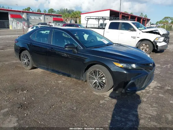 4T1G11AK9NU043524 2022 TOYOTA CAMRY - Image 1