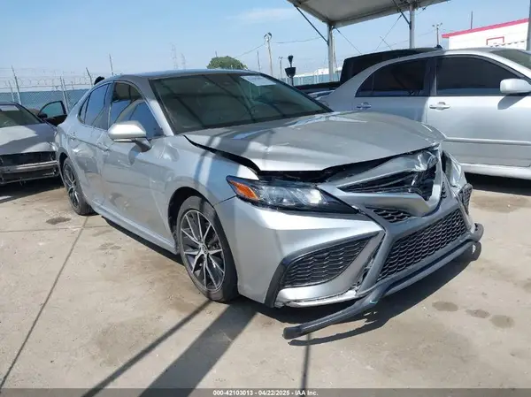 4T1G11AK9NU051719 2022 TOYOTA CAMRY - Image 1