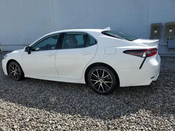 4T1G11AK9NU057326 2022 TOYOTA CAMRY - Image 2