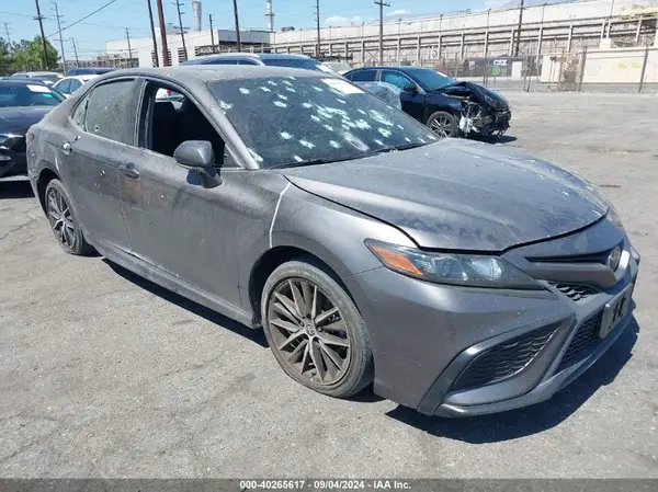 4T1G11AK9NU060081 2022 TOYOTA CAMRY - Image 1