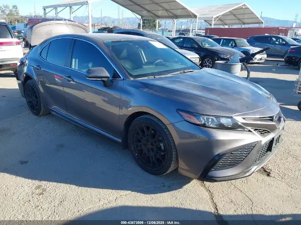 4T1G11AK9NU063496 2022 TOYOTA CAMRY - Image 1
