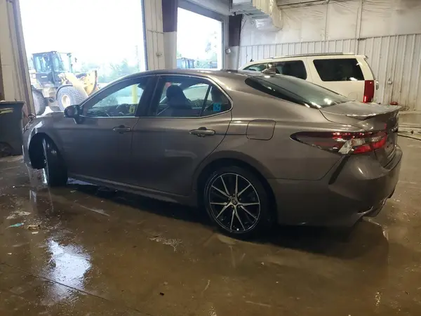 4T1G11AK9NU076460 2022 TOYOTA CAMRY - Image 2