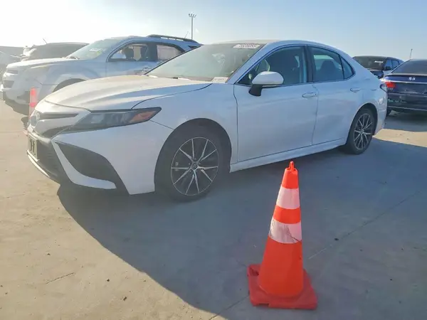4T1G11AK9NU619497 2022 TOYOTA CAMRY - Image 1