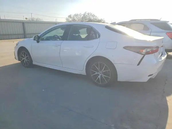 4T1G11AK9NU619497 2022 TOYOTA CAMRY - Image 2