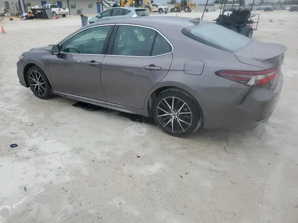 4T1G11AK9NU633173 2022 TOYOTA CAMRY - Image 2